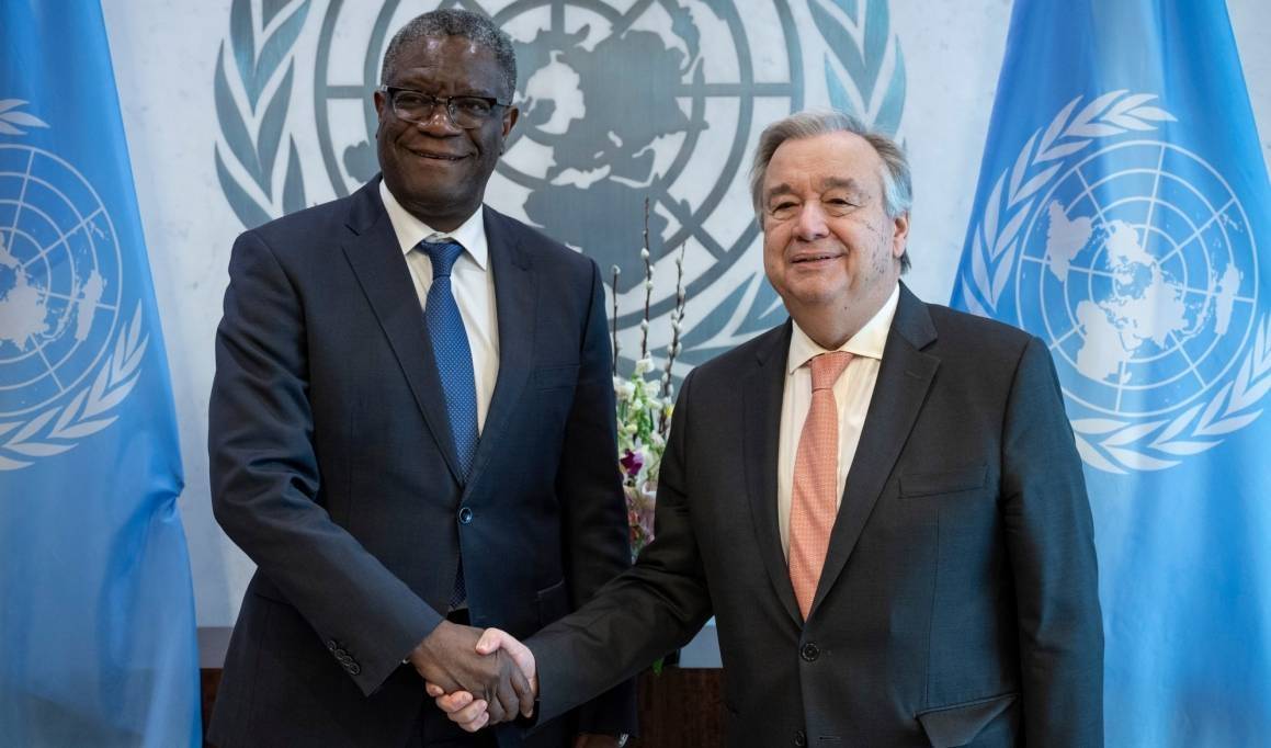 FN:s generalsekreterare, Antonio Guterres, till höger, tillsammans med Nobels fredspristagare Denis Mukwege 2019. Foto: UN Photo/Evan Schneider.